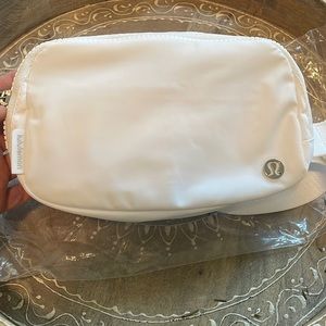 Lululemon Everywhere Belt bag in White